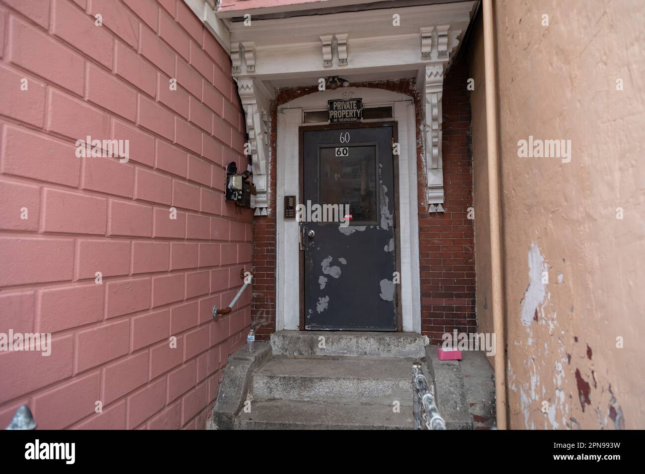 Aprile 12, 2023. Lawrence, Massachusetts. Attivisti, famiglie e membri della comunità si sono levati al 60-62 di Union Street a sostegno di Lawrence LatinX Union Street Foto Stock