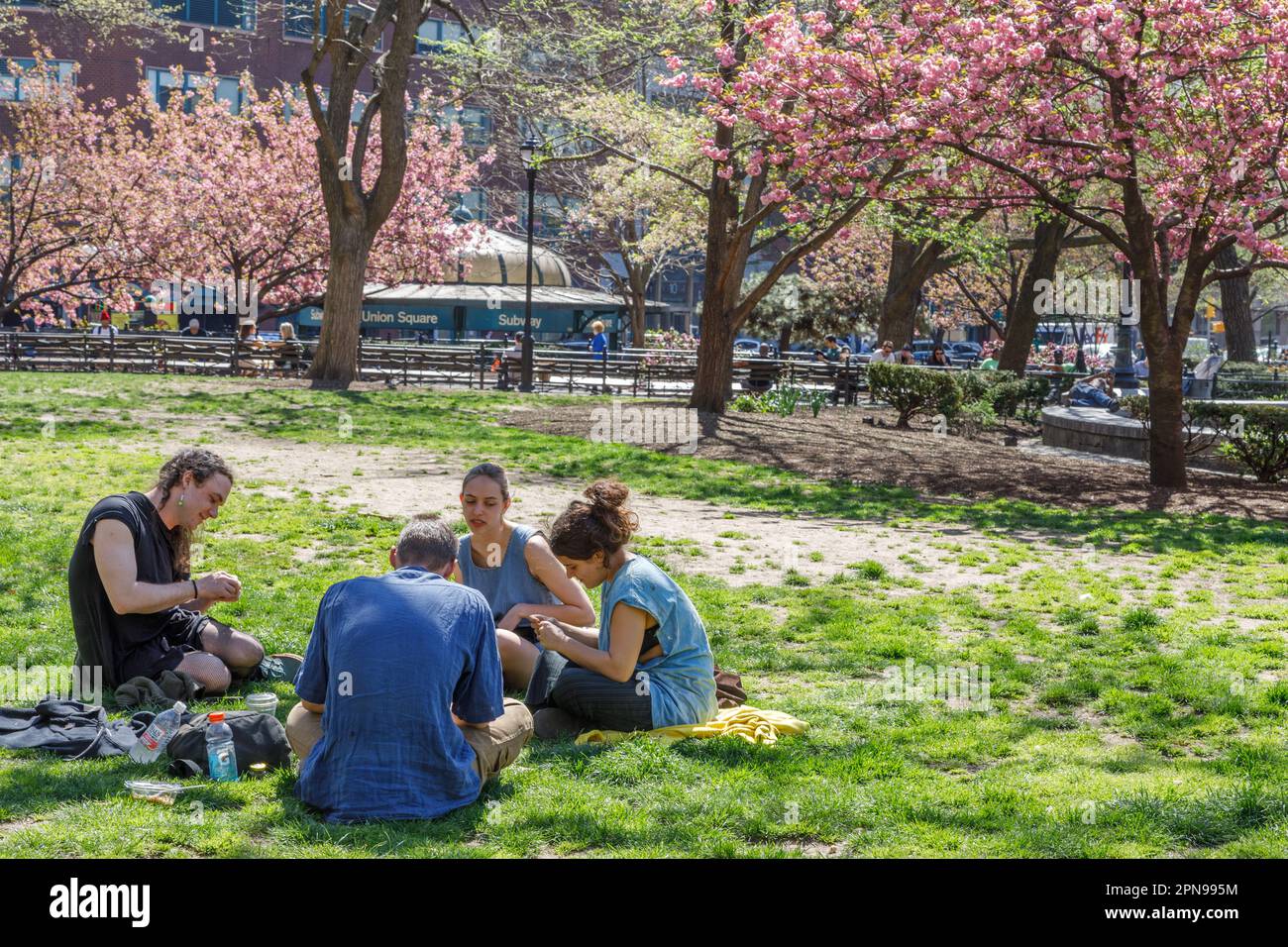 La folla si gode del Washington Square Park in un bel giorno di primavera, Greenwich Village, New York City. Foto Stock