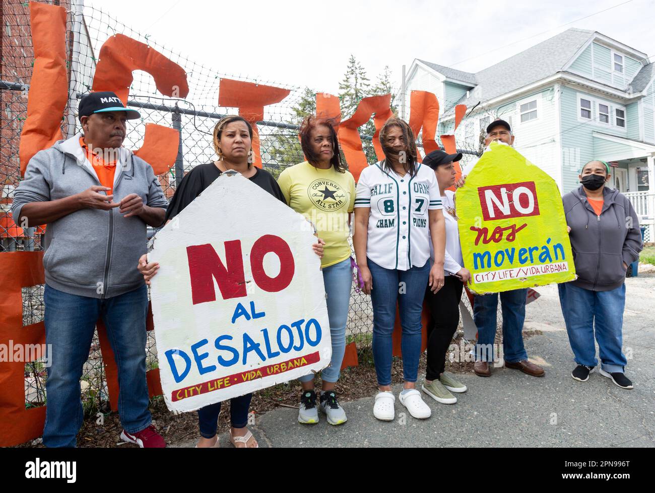 Aprile 12, 2023. Lawrence, Massachusetts. Attivisti, famiglie e membri della comunità si sono levati al 60-62 di Union Street a sostegno di Lawrence LatinX Union Street Foto Stock