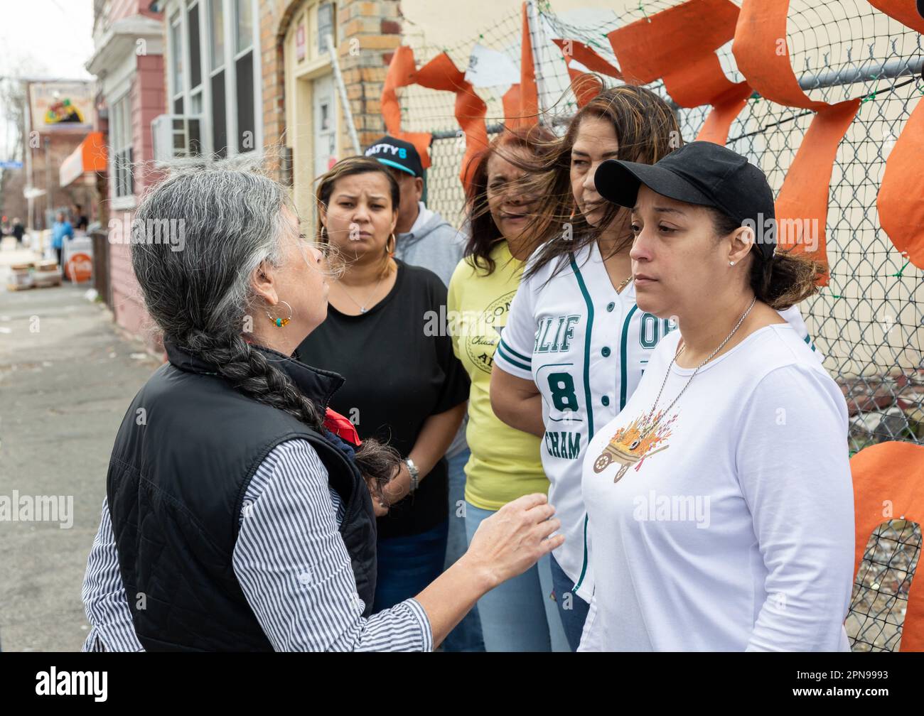 Aprile 12, 2023. Lawrence, Massachusetts. Attivisti, famiglie e membri della comunità si sono levati al 60-62 di Union Street a sostegno di Lawrence LatinX Union Street Foto Stock