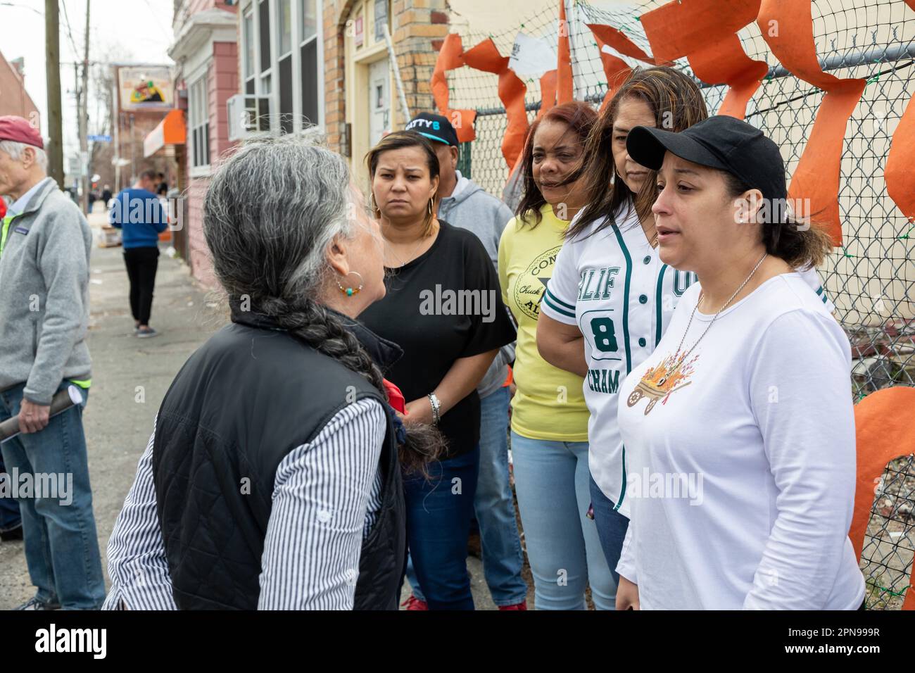 Aprile 12, 2023. Lawrence, Massachusetts. Attivisti, famiglie e membri della comunità si sono levati al 60-62 di Union Street a sostegno di Lawrence LatinX Union Street Foto Stock