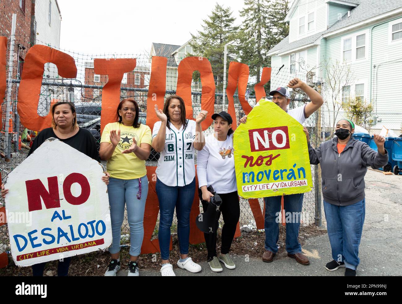 Aprile 12, 2023. Lawrence, Massachusetts. Attivisti, famiglie e membri della comunità si sono levati al 60-62 di Union Street a sostegno di Lawrence LatinX Union Street Foto Stock