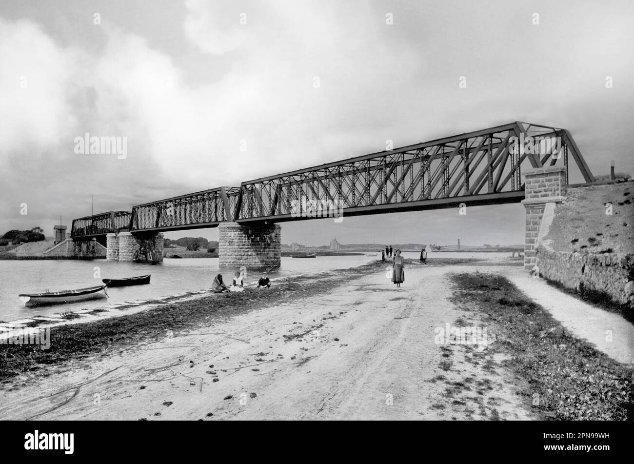 Una vista del tardo 19th ° secolo del Midland e del ponte della Great Western Railway sul fiume Corrib a Galway City, Irlanda. Oltre la riva del fiume si può vedere una torre rotonda lontana e un macello di pesca appartenente ad una famiglia locale. Foto Stock