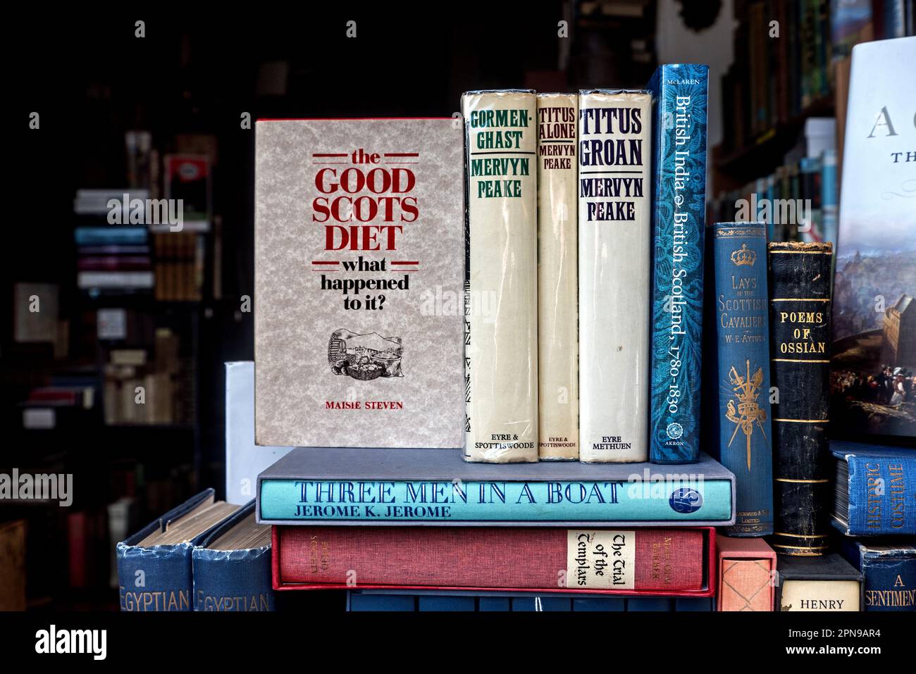 Libri in mostra nella vetrina di una libreria di seconda mano a Edimburgo, Scozia, Regno Unito. Foto Stock