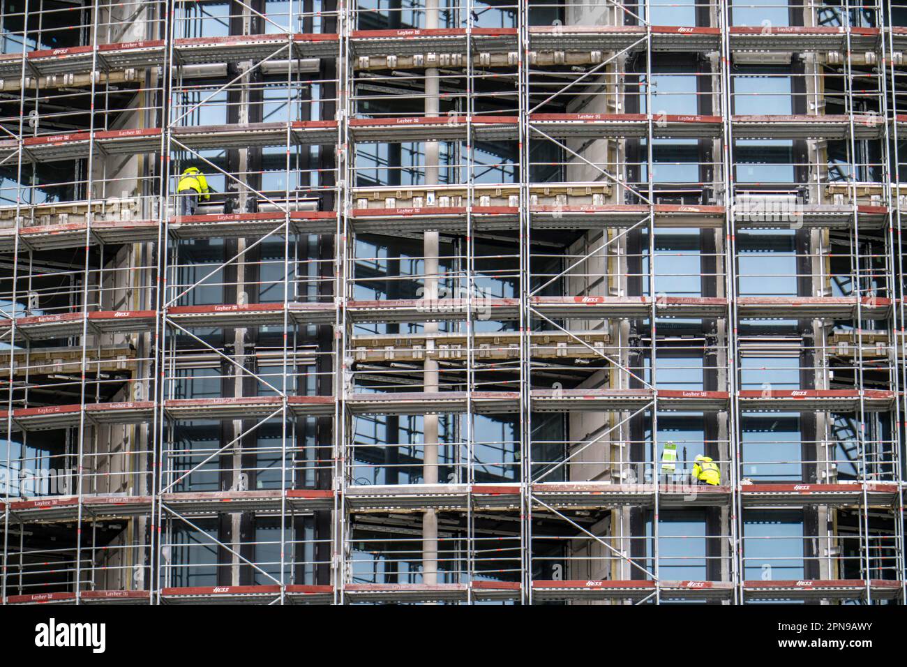 Grande cantiere, costruzione di un edificio residenziale con molti appartamenti, ponteggi, finestre sono installati, essendo sigillato, cementato, Francoforte Foto Stock