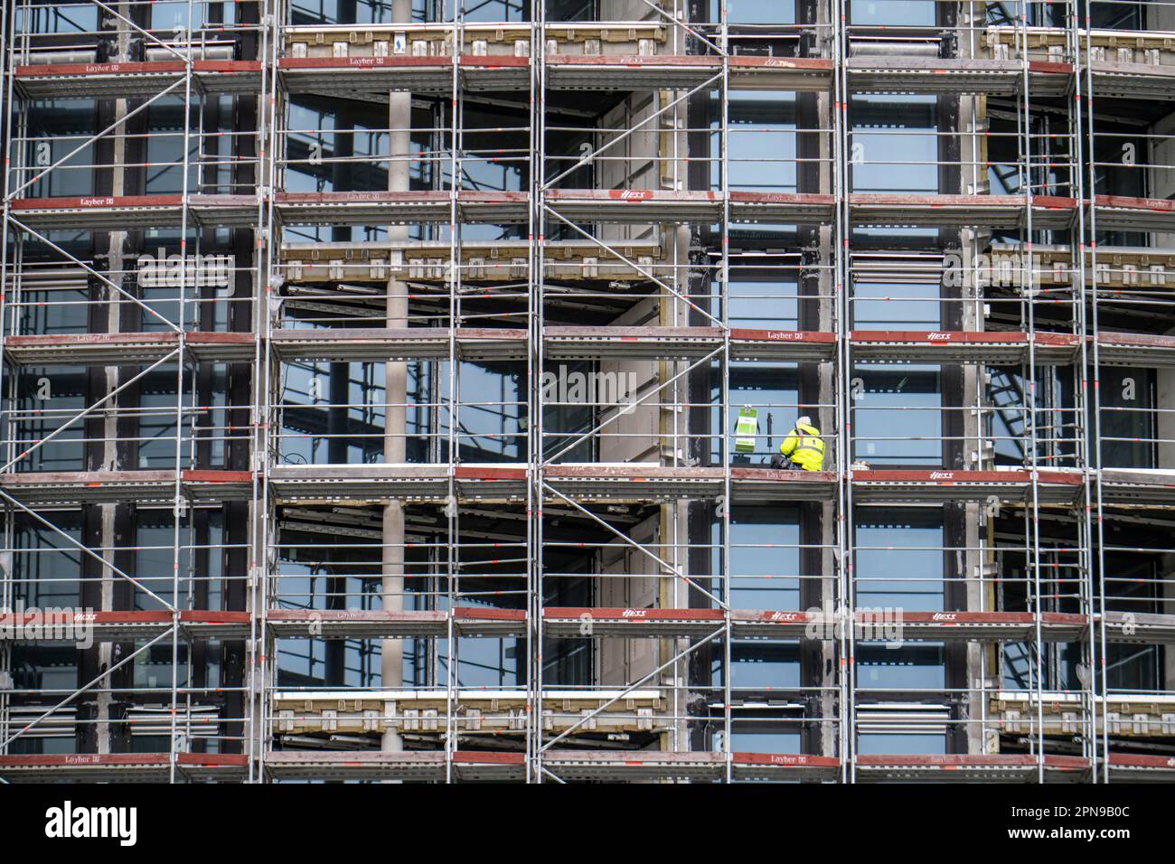 Grande cantiere, costruzione di un edificio residenziale con molti appartamenti, ponteggi, finestre sono installati, essendo sigillato, cementato, Francoforte Foto Stock