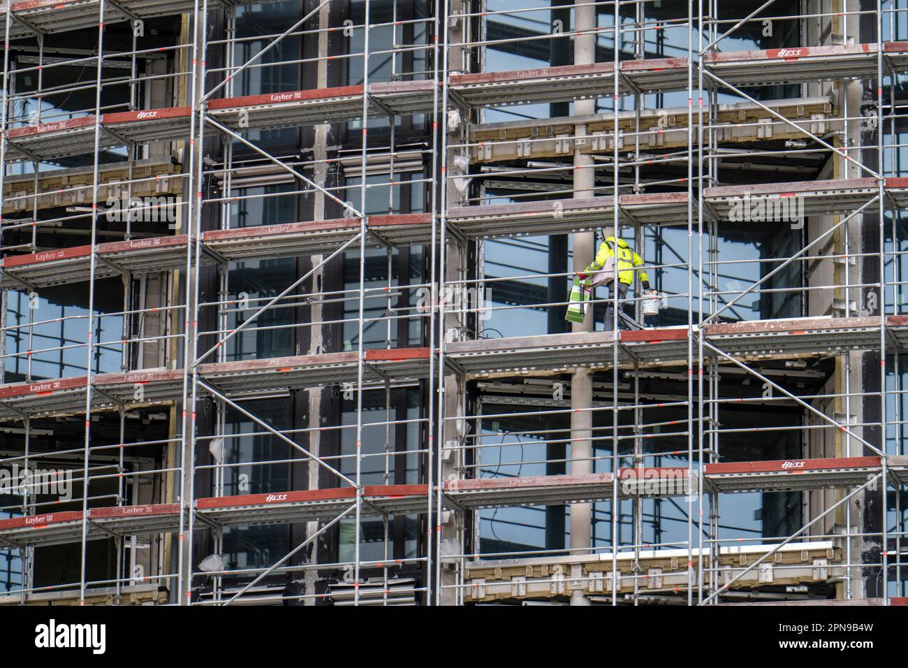 Grande cantiere, costruzione di un edificio residenziale con molti appartamenti, ponteggi, finestre sono installati, essendo sigillato, cementato, Francoforte Foto Stock