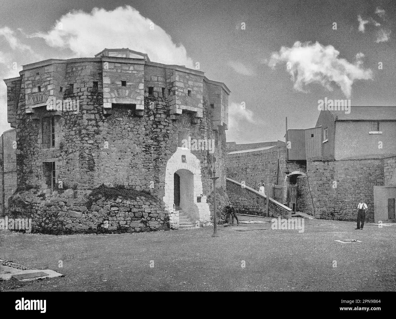 Una vista del tardo 19th ° secolo del Castello di Athlone, a volte noto come Castello di Adamson, in Athlone, Contea di Westmeath, Irlanda. Il castello di pietra risale al 1210 ed è stato costruito per il re Giovanni dal suo Irish Justiciar, vescovo John de Gray di Norwich. Fu costruito per difendere il punto di attraversamento del fiume ad Athlone e per fornire una testa di ponte per facilitare l'avanzamento dei Normanni in Connaught. In origine la torre poligonale indipendente, oggi molto modificata, era il mastio centrale del castello. Foto Stock