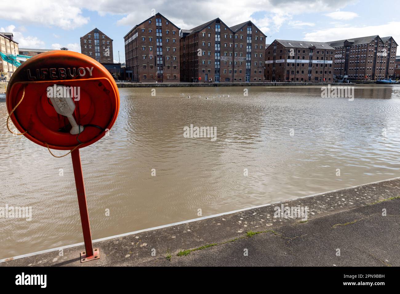 Gloucester, Regno Unito. 13th aprile 2023. Una lifboa è raffigurata di fronte ai magazzini residenziali convertiti a Gloucester Docks. Gli storici moli di Gloucester, il porto più interno della Gran Bretagna, si trovano all'incrocio settentrionale del fiume Severn con il Gloucester e il canale Sharpness. Credit: Notizie dal vivo di Mark Kerrison/Alamy Foto Stock