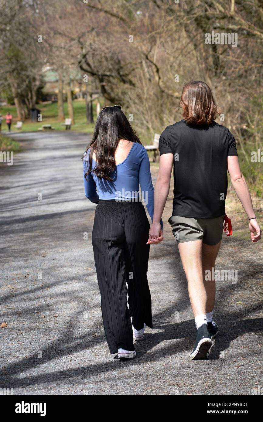Una giovane coppia cammina di pari passo lungo il Virginia Creeper Trail ad Abingdnb, Virginia Foto Stock
