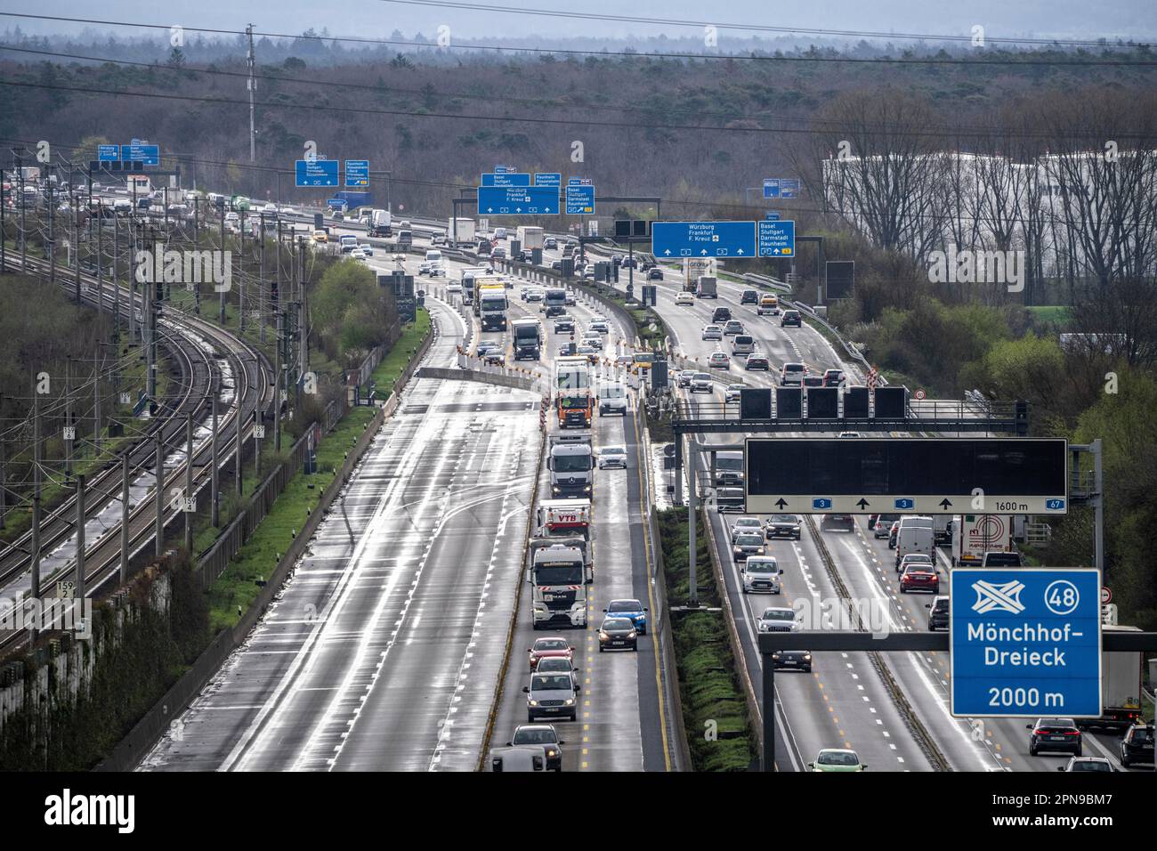 Autostrada A3 nei pressi di Flörsheim, prima dello svincolo autostradale di Mönchhof, la corsia si restringe a causa di lavori stradali, Assia, Germania Foto Stock