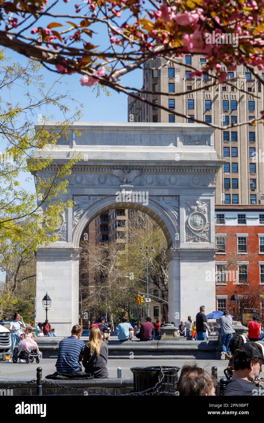 La folla si gode del Washington Square Park in un bel giorno di primavera, Greenwich Village, New York City. Foto Stock