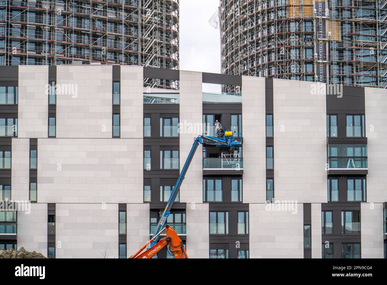Grande cantiere, costruzione di un alto edificio residenziale, conchiglia pontata, già dotata di finestre, edificio già finito Foto Stock