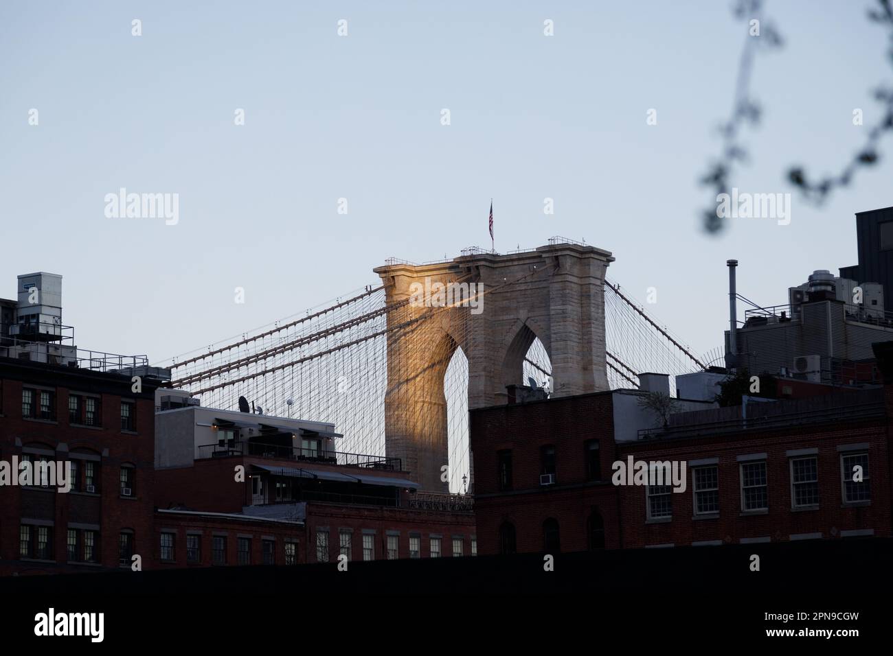 Ultima luce sul Ponte di Brooklyn, visto da Lower Manhattan, New York City. Foto Stock