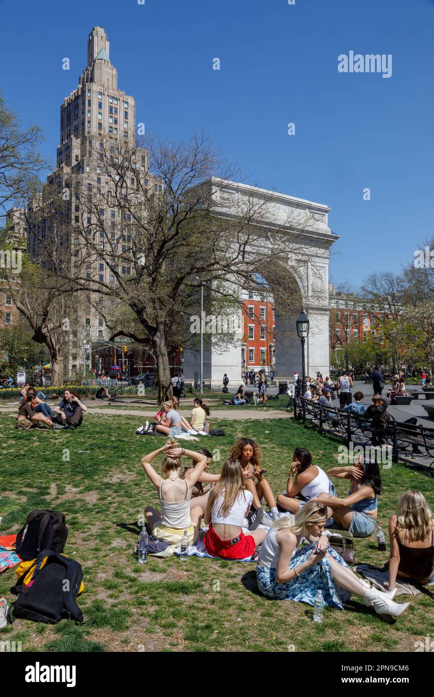 La folla si gode del Washington Square Park in un bel giorno di primavera, Greenwich Village, New York City. Foto Stock