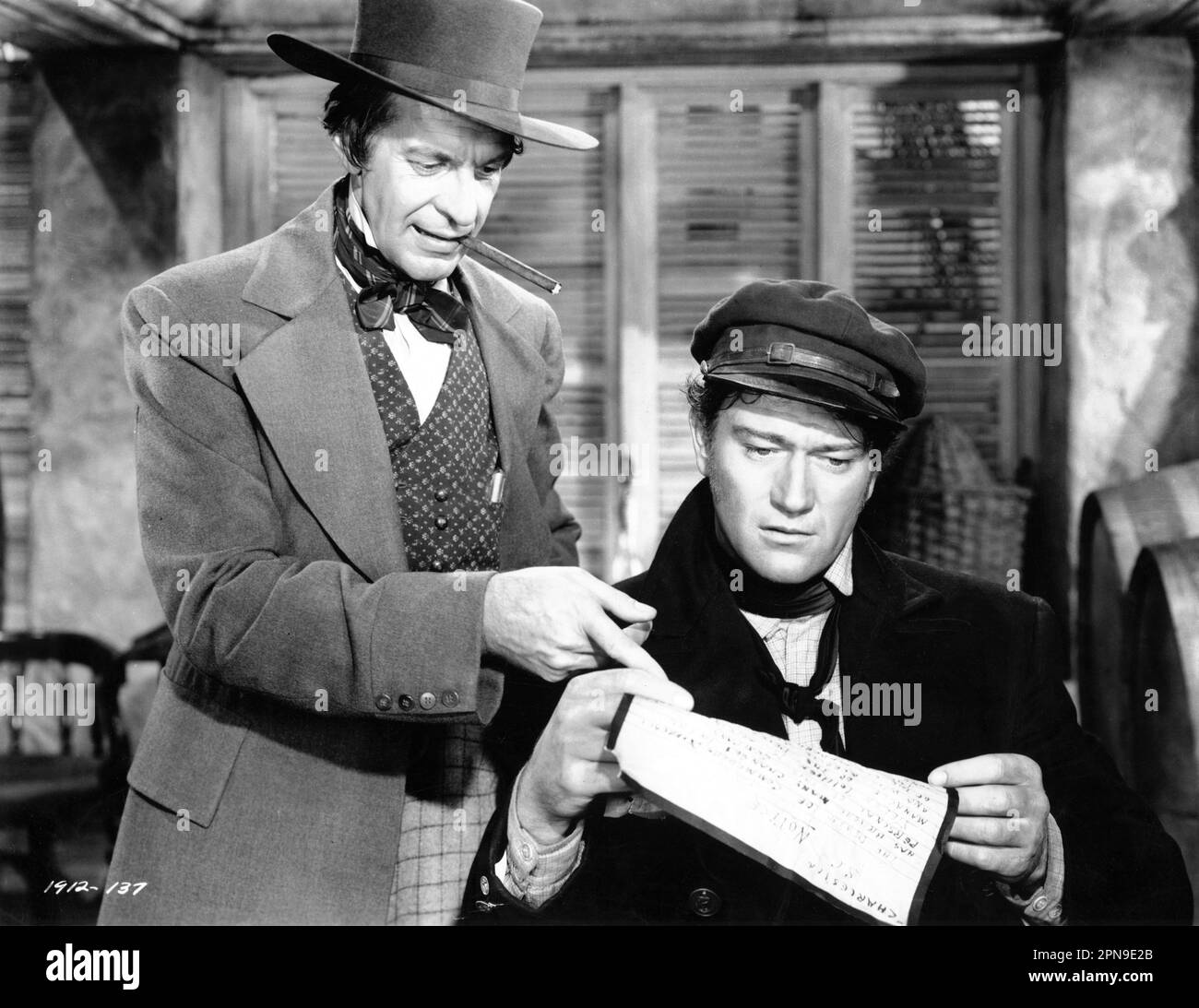 RAYMOND MASSEY e JOHN WAYNE in REAP THE WILD WIND 1942 regista CECIL B. DeMILLE basato su Sabato sera Post storia di Thelma Strabel sceneggiatura Alan le May Charles Bennett e Jesse Lasky Jr. Musica Victor Young costume design Natalie Visart Paramount Pictures Foto Stock