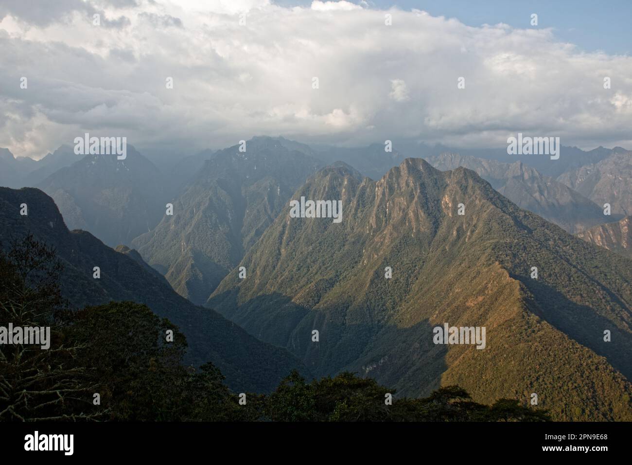 Vista panoramica della valle di Urubamba dal sentiero Inca in Perù Foto Stock