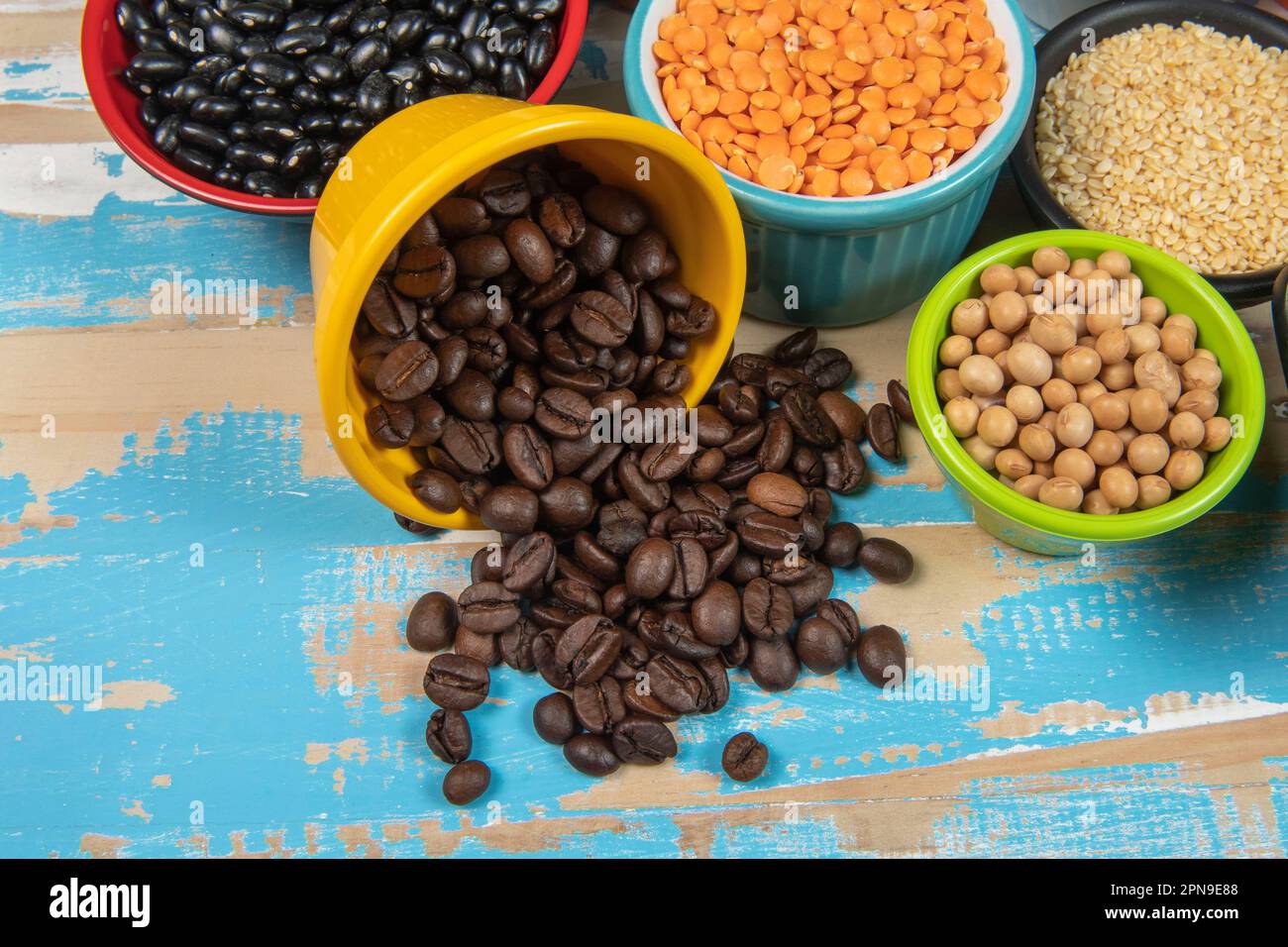 Vari tipi di fagioli, legumi, cereali e cereali. Foto Stock