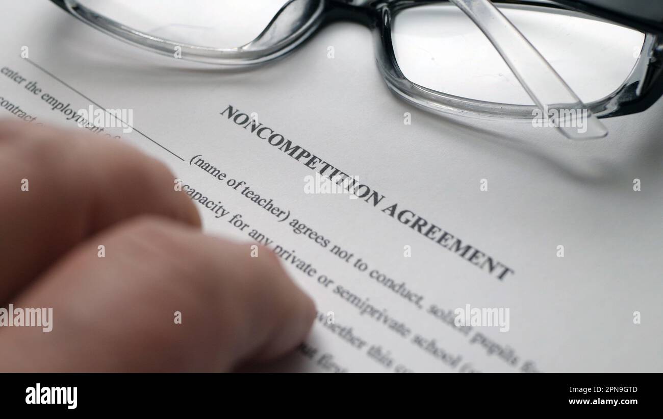 Toccare con le dita il contratto di non concorrenza Foto Stock