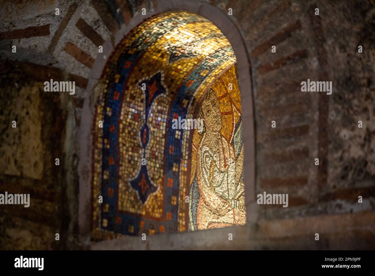 Particolare dell'affresco sopra l'ingresso della chiesa bizantina di Kapnikarea, ad Atene, Grecia. Questa è la figura del giovane Gesù nelle mani di Maria. Foto Stock