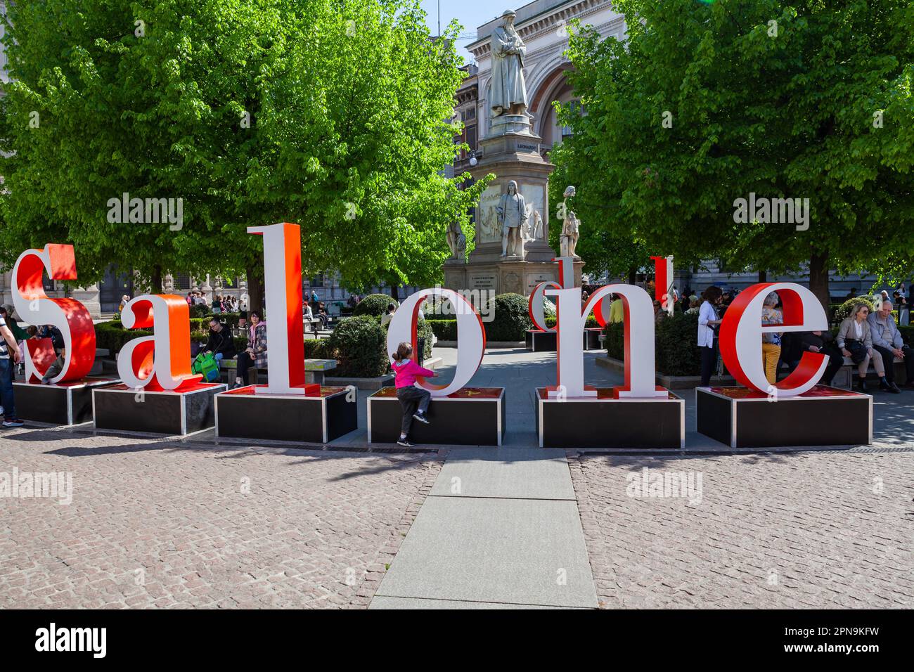 Milano, Italia - 17 aprile 2023: Settimana del design Fuorisalone. Installazione di maxi lettere, Salone del Mobile di fronte al Teatro alla Scala in piazza Foto Stock