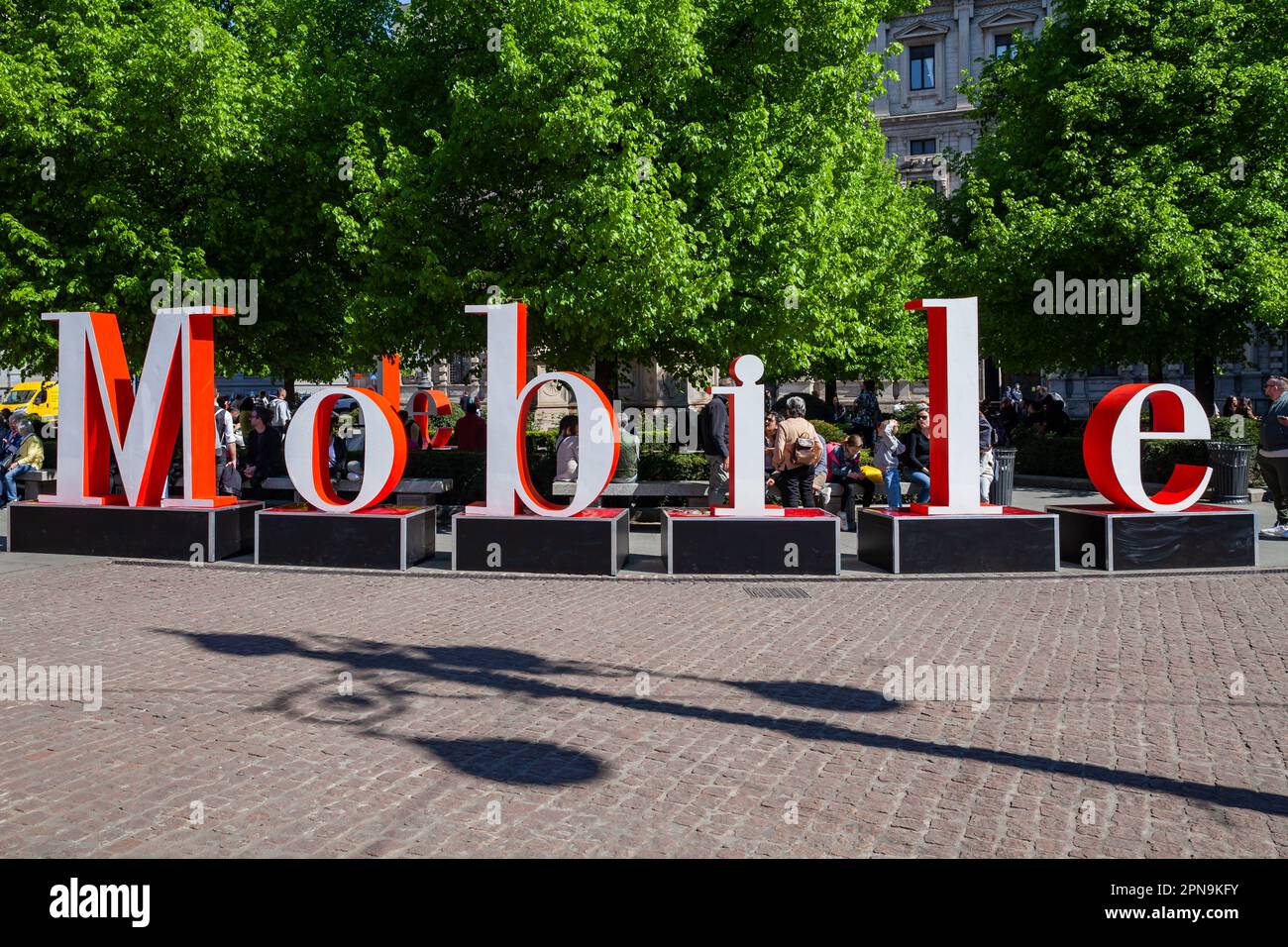 Milano, Italia - 17 aprile 2023: Settimana del design Fuorisalone. Installazione di maxi lettere, Salone del Mobile di fronte al Teatro alla Scala in piazza Foto Stock