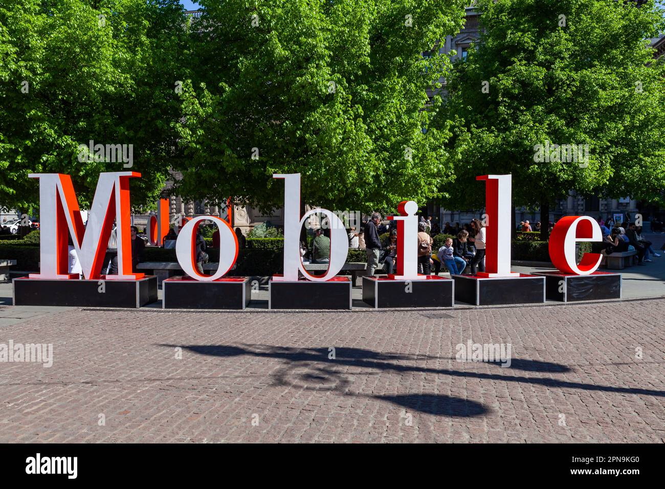 Milano, Italia - 17 aprile 2023: Settimana del design Fuorisalone. Installazione di maxi lettere, Salone del Mobile di fronte al Teatro alla Scala in piazza Foto Stock