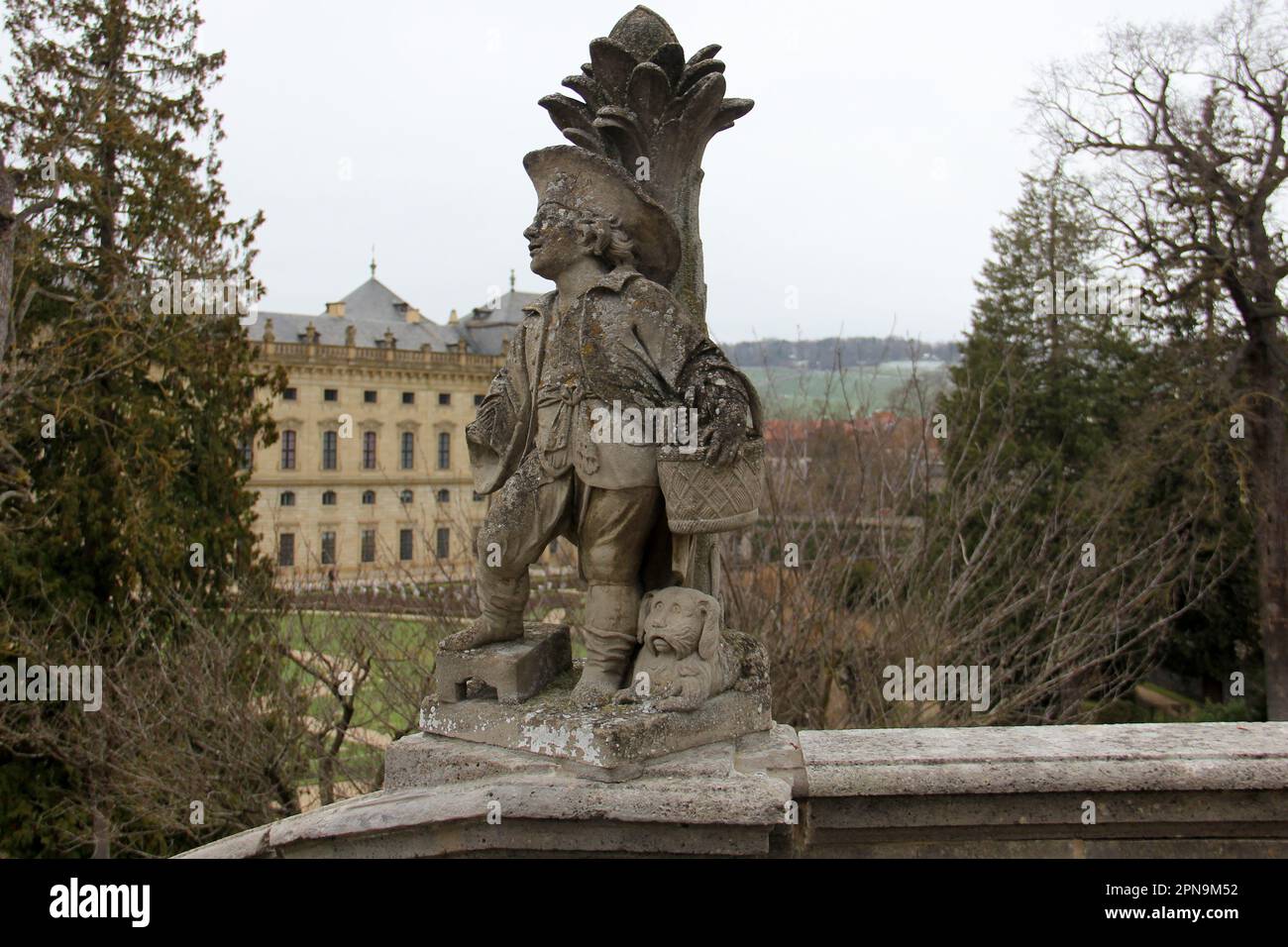 Scultura di un putto in costume cerimoniale di una palma, nei Giardini di Corte del Residenz, Palazzo barocco dei principi Vescovi, Wurzburg, Germania Foto Stock