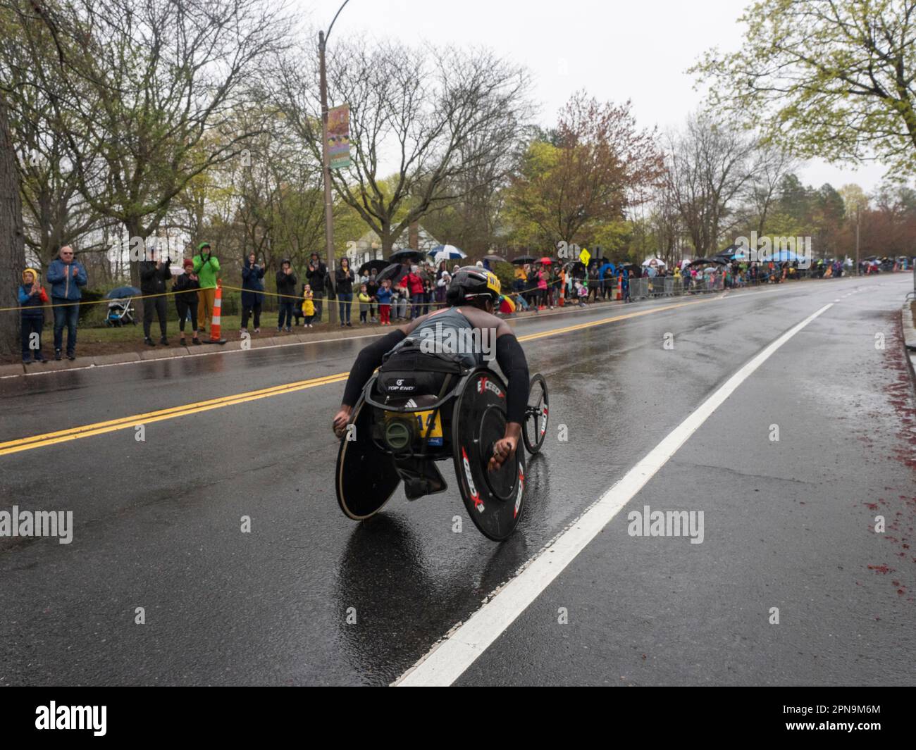 Newton, Massachusetts, Stati Uniti. 17th Apr, 2023. L'atleta della sedia a rotelle Michelle Wheeler della Pennsylvania riceve i saluti mentre inizia la sua salita su Heartbreak Hill. I membri della polizia di Boston e uno spettatore con una pompa per biciclette la aiutarono a tornare al corso. (Credit Image: © sue Dorfman/ZUMA Press Wire) SOLO PER USO EDITORIALE! Non per USO commerciale! Credit: ZUMA Press, Inc./Alamy Live News Foto Stock