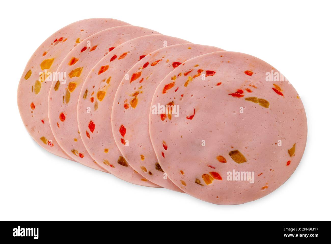 Fettine di salsiccia di paprika lyoner con peperone rosso, isolato su bianco con percorso di taglio Foto Stock