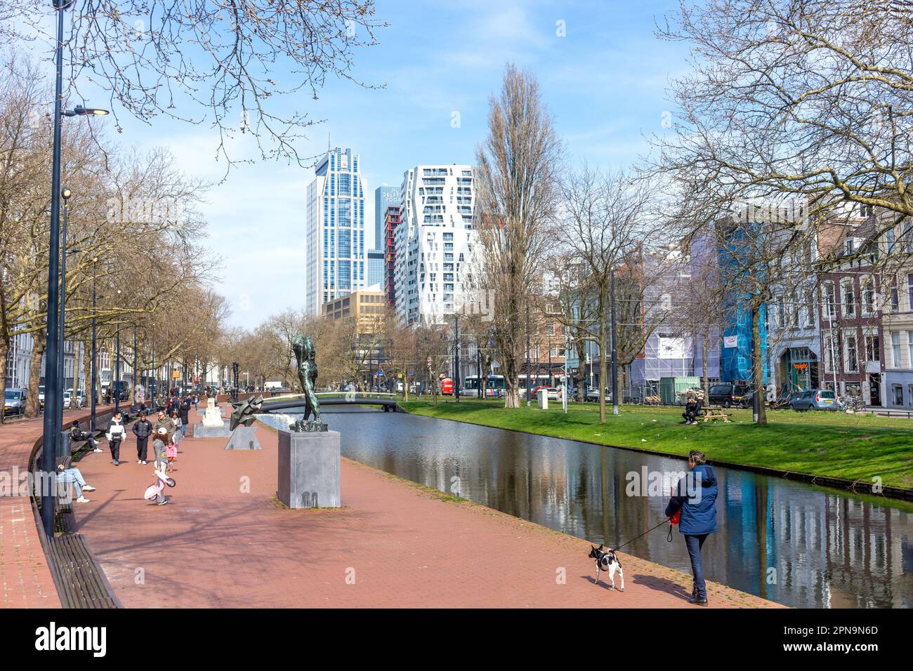 La strada delle sculture di Westersingel lungo il canale di Westersingel, Rotterdam, Provincia dell'Olanda del Sud, Regno dei Paesi Bassi Foto Stock