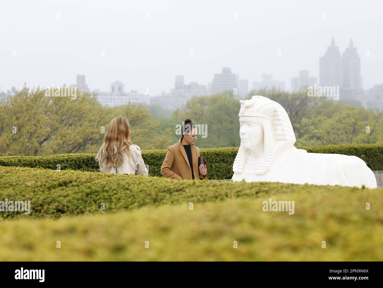 New York, Stati Uniti. 17th Apr, 2023. Gli ospiti visitano le sculture di Sphinx, i geroglifi e la struttura simile a una tomba in esposizione presso il Met's Iris e B. Gerald Cantor Roof Garden durante un'anteprima stampa per la Commissione Roof Garden: Lauren Halsey al Met Museum di New York il lunedì 17 aprile 2023. Credit: UPI/Alamy Live News Foto Stock