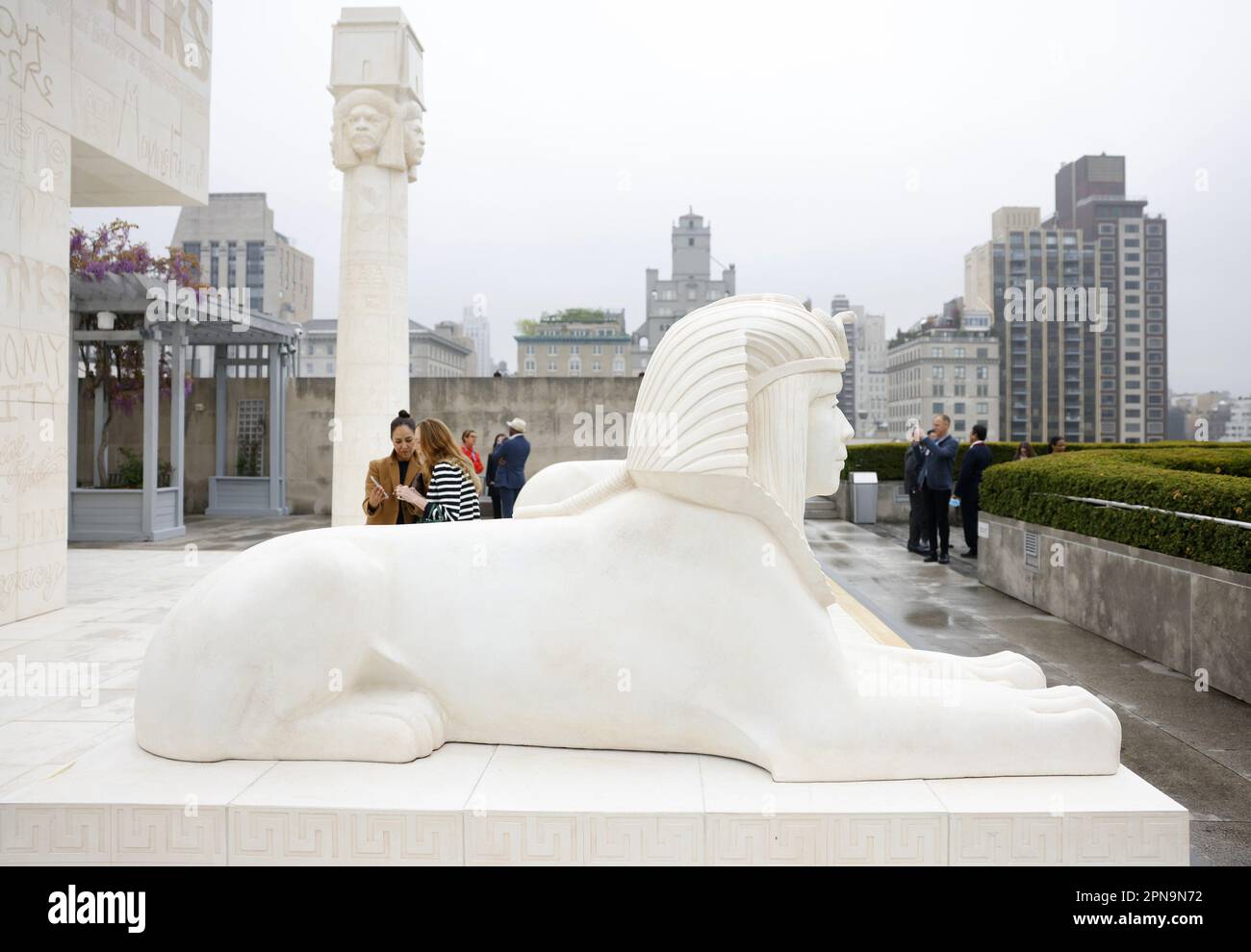 New York, Stati Uniti. 17th Apr, 2023. Gli ospiti visitano le sculture di Sphinx, i geroglifi e la struttura simile a una tomba in esposizione presso il Met's Iris e B. Gerald Cantor Roof Garden durante un'anteprima stampa per la Commissione Roof Garden: Lauren Halsey al Met Museum di New York il lunedì 17 aprile 2023. Credit: UPI/Alamy Live News Foto Stock