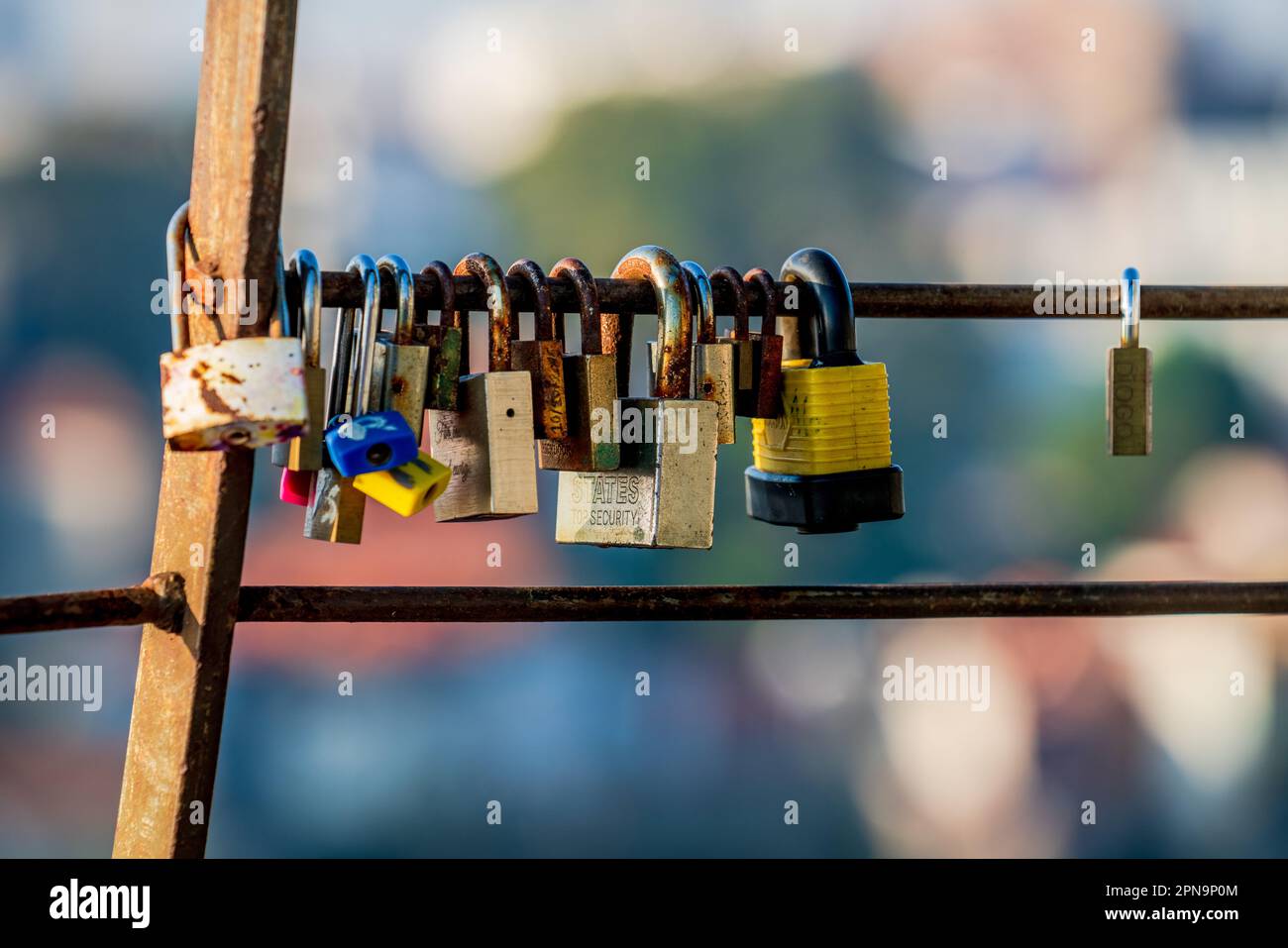 I lucchetti d'amore: Un gesto dolce e sentimentale in cui le coppie bloccano i lucchetti su una recinzione su un ponte, rappresentando il loro profondo amore e il loro impegno Foto Stock