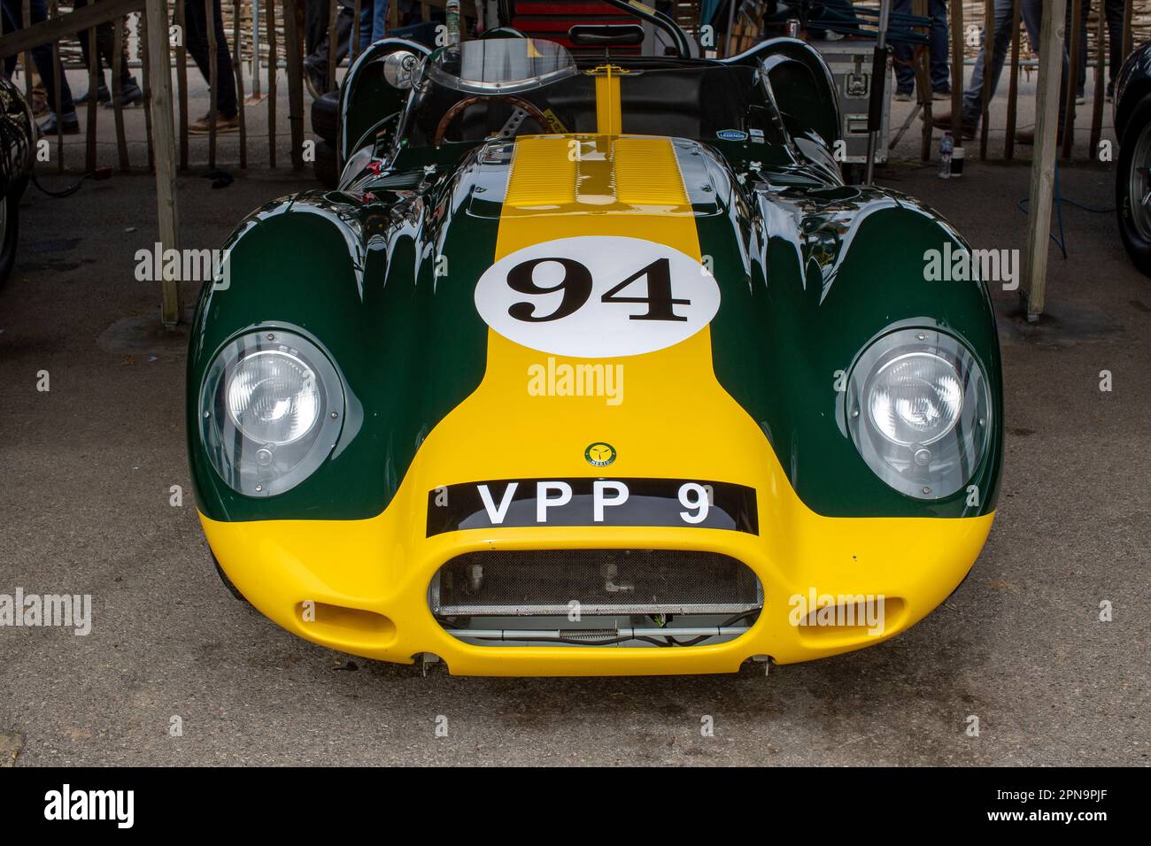 Corse di auto nel paddock al Goodwood Members Meeting 80 a West Sussex, Regno Unito. Foto Stock