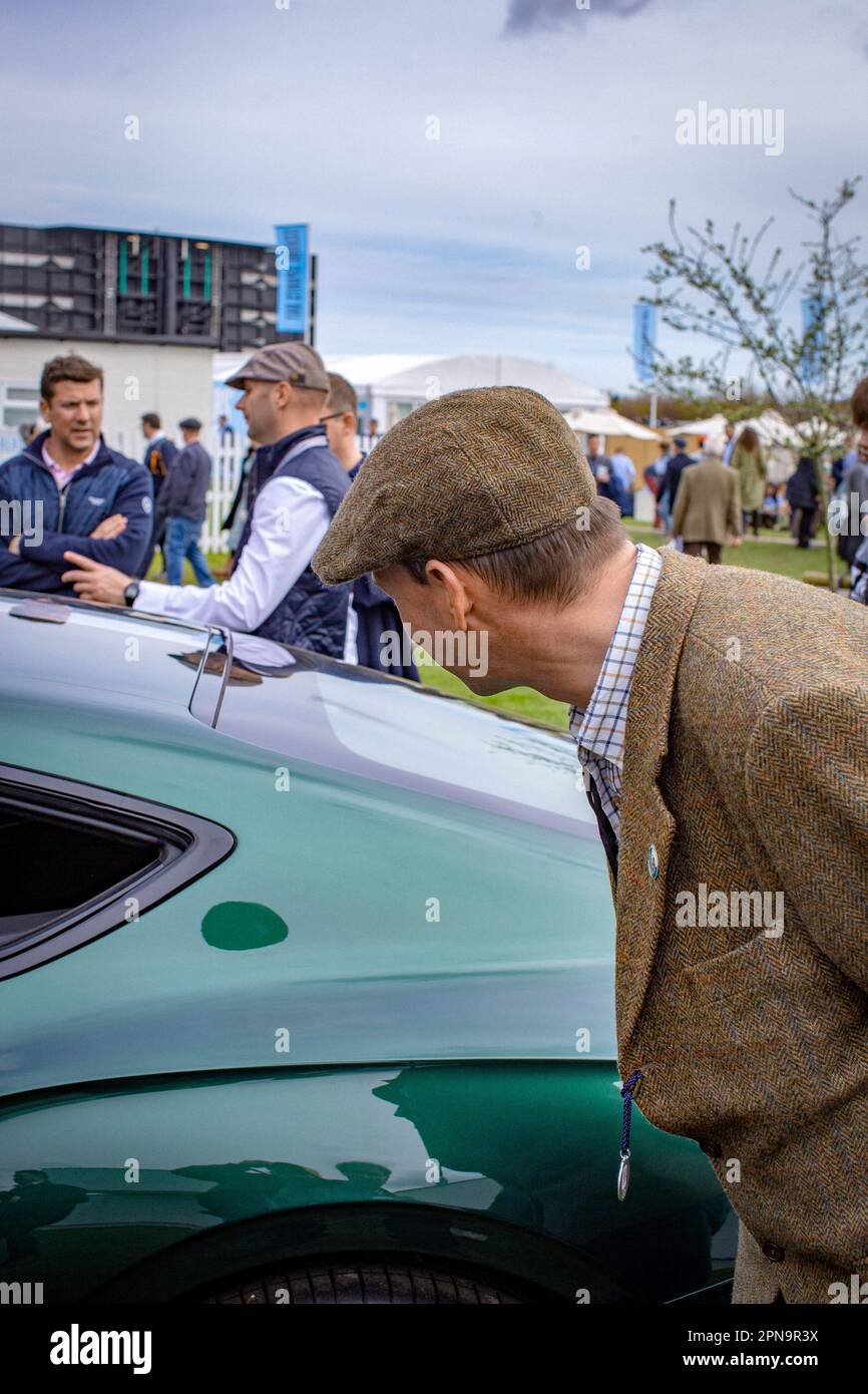 Uomini che guardano un'auto Bentley alla Members' Meeting al Goodwood Motor Circuit di West Sussex, Regno Unito. Foto Stock