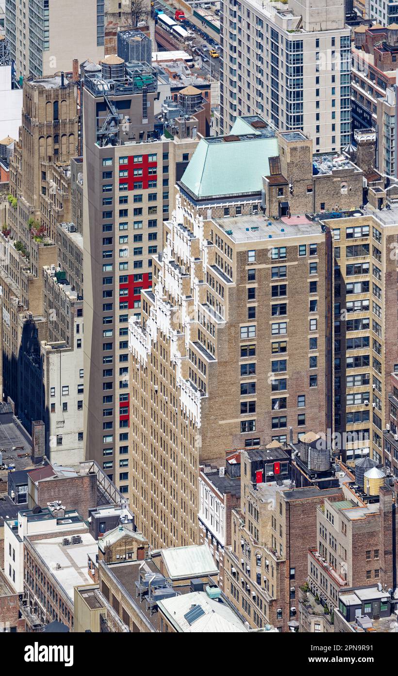 520 Eighth Avenue è un alto edificio in mattoni e terracotta su una base in pietra a quattro piani, costruito nel 1926, nel quartiere dell'abbigliamento di Manhattan. Foto Stock