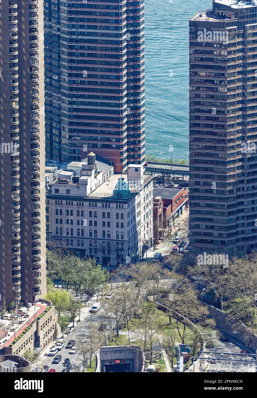 650 First Avenue, nella sezione Kips Bay/Murray Hill di Manhattan, è prevista la conversione da uffici medici a residenziali. Foto Stock
