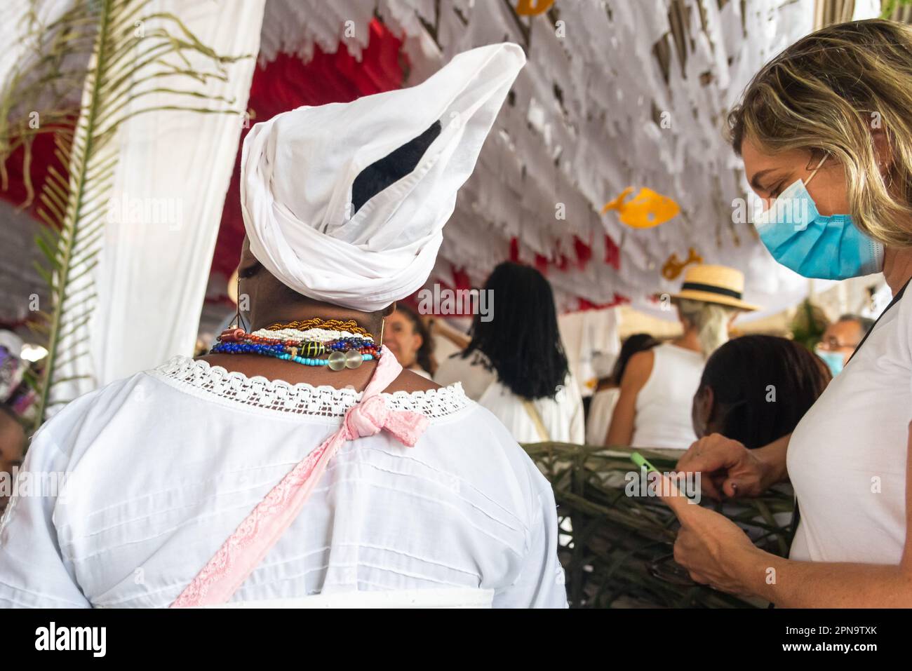 Santo Amaro, Bahia, Brasile - 15 maggio 2022: Gli appassionati di candele sono visti durante il periodo religioso durante i festeggiamenti di Bembe do Mercado nella città di Santo Foto Stock