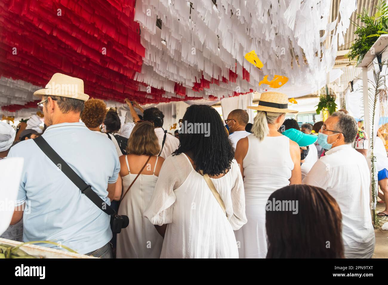 Santo Amaro, Bahia, Brasile - 15 maggio 2022: Gli appassionati di candele sono visti durante il periodo religioso durante i festeggiamenti di Bembe do Mercado nella città di Santo Foto Stock