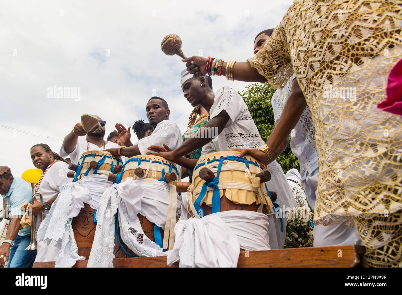 Santo Amaro, Bahia, Brasile - 15 maggio 2022: I membri del Candomble sono visti suonare e cantare durante i festeggiamenti religiosi di Bembe do Mercado a Santo A. Foto Stock