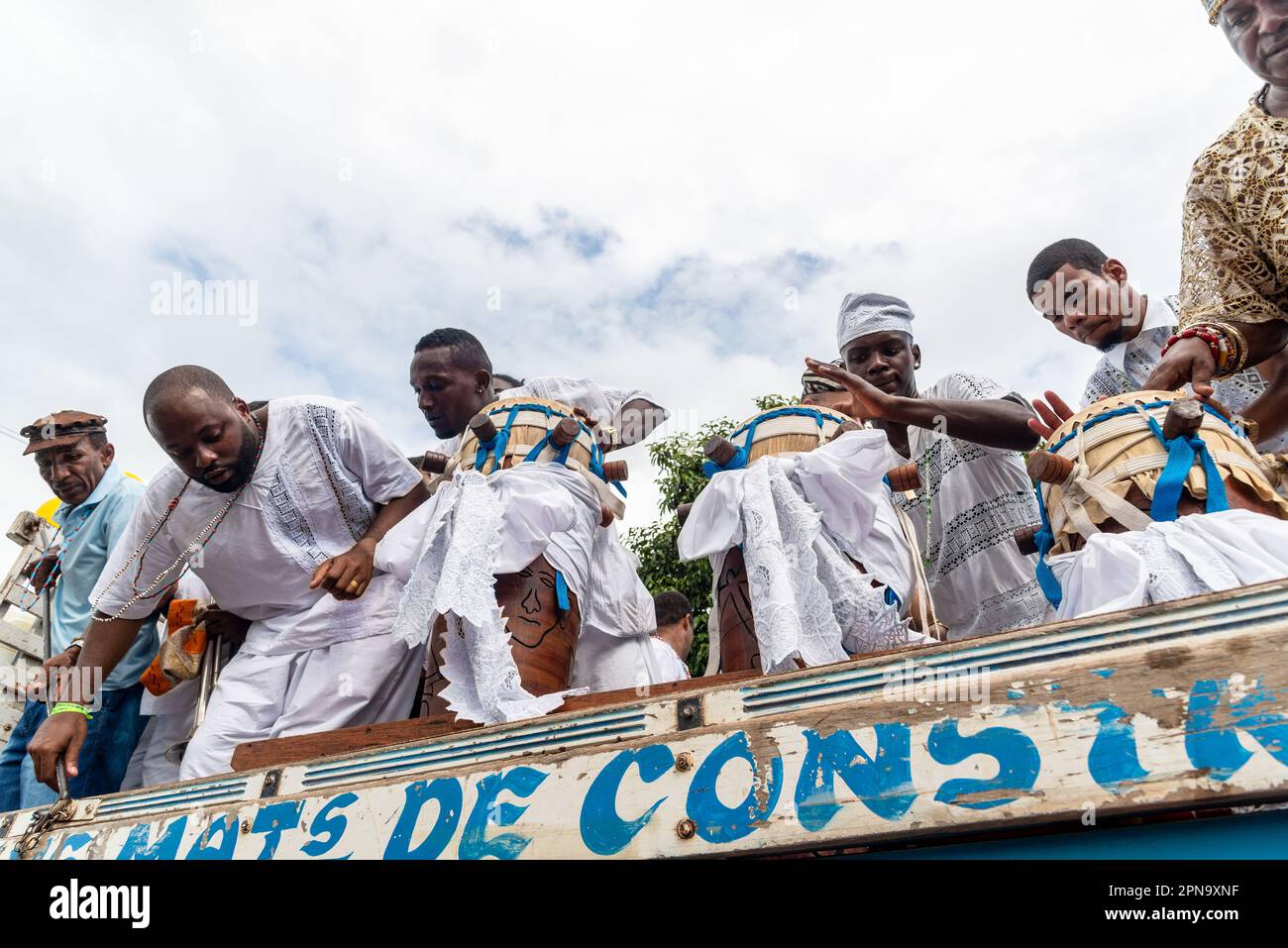 Santo Amaro, Bahia, Brasile - 15 maggio 2022: I membri del Candomble sono visti suonare e cantare durante i festeggiamenti religiosi di Bembe do Mercado a Santo A. Foto Stock