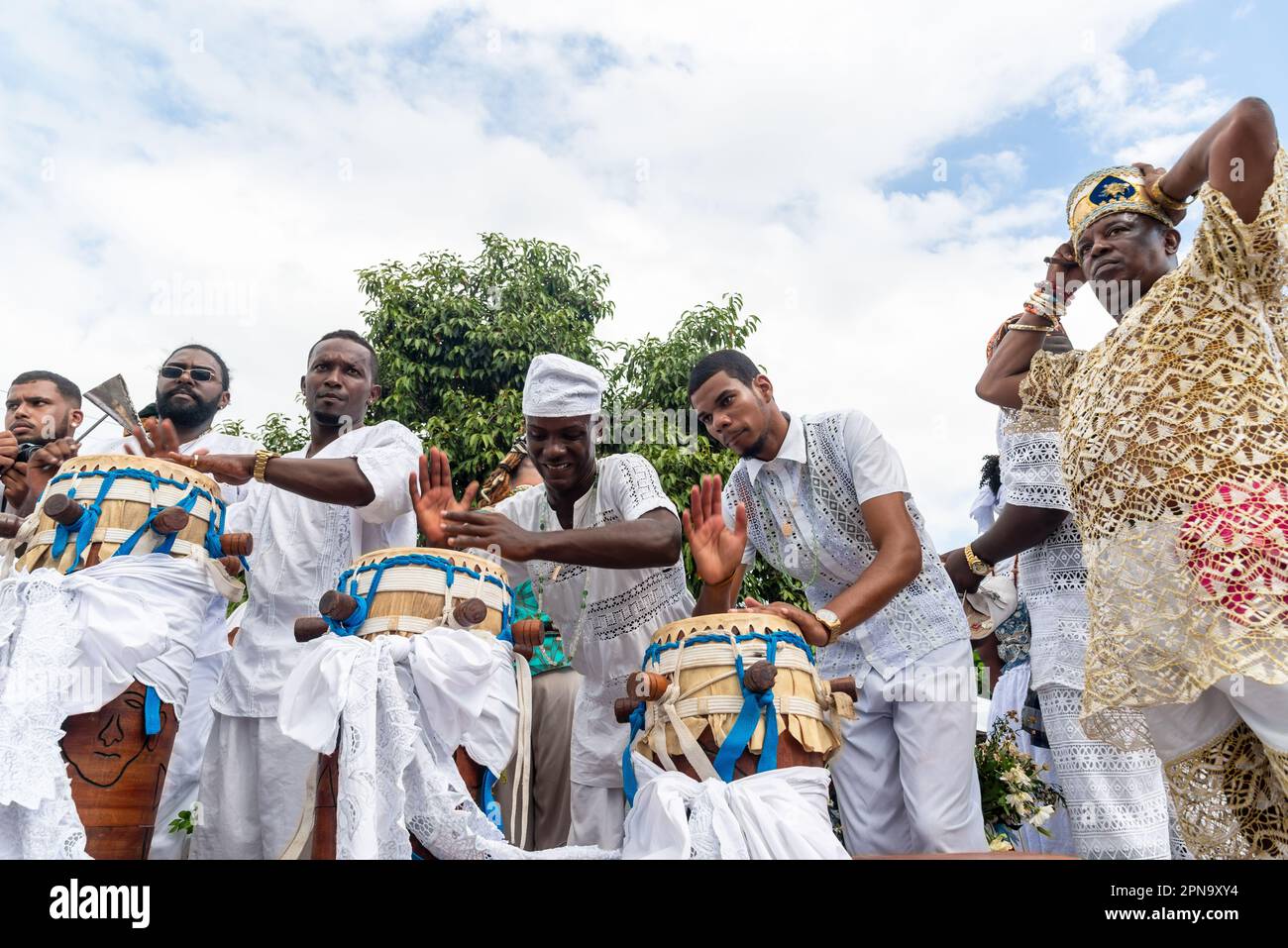 Santo Amaro, Bahia, Brasile - 15 maggio 2022: I membri del Candomble sono visti suonare e cantare durante i festeggiamenti religiosi di Bembe do Mercado a Santo A. Foto Stock