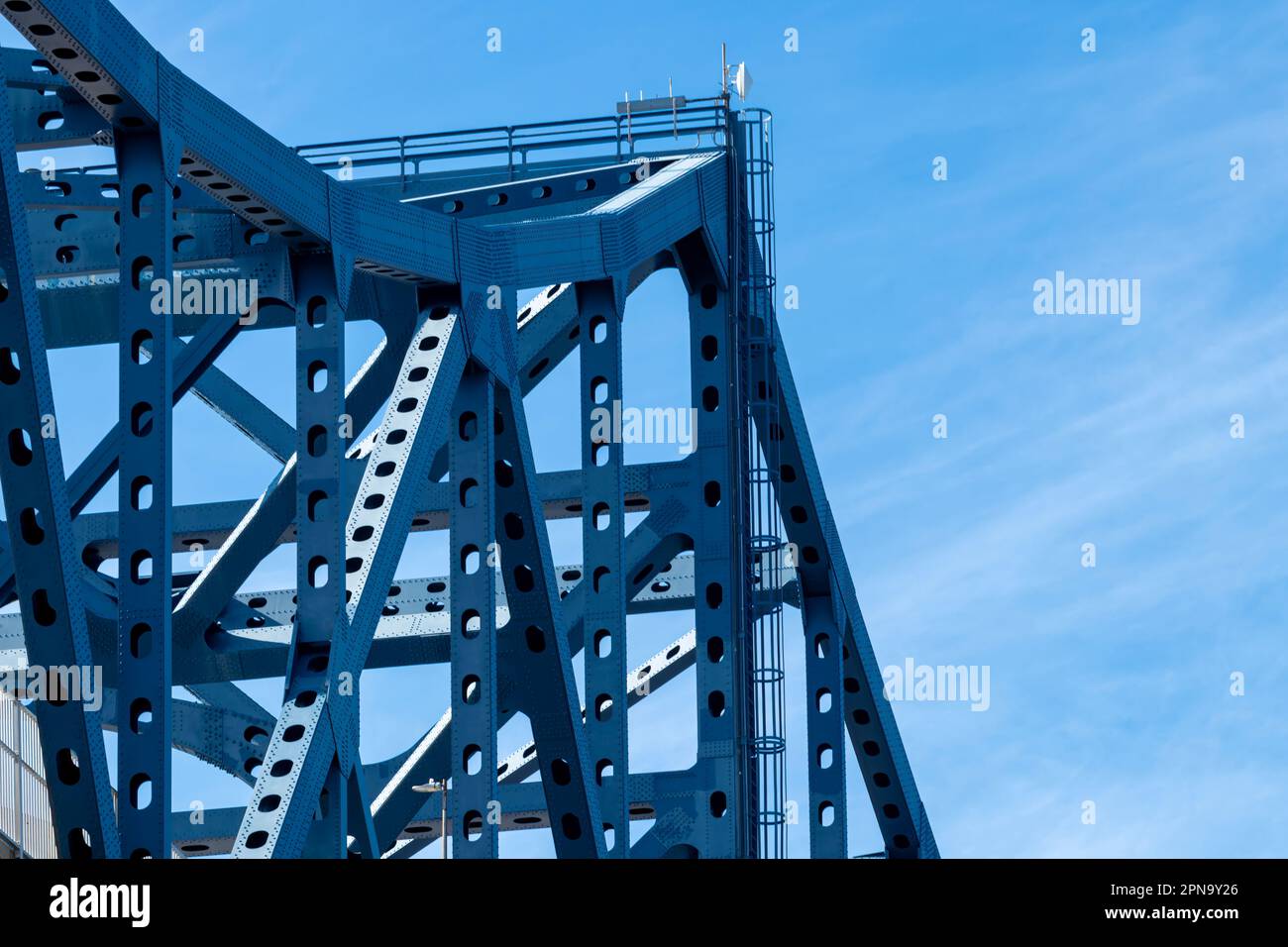Forti sezioni angolari di capriate di ferro contro un cielo blu Foto Stock