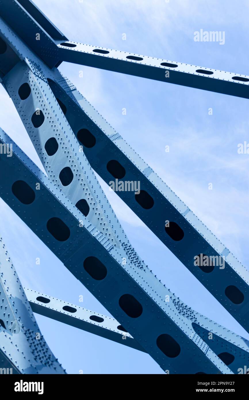 Forti sezioni angolari di capriate di ferro contro un cielo blu Foto Stock