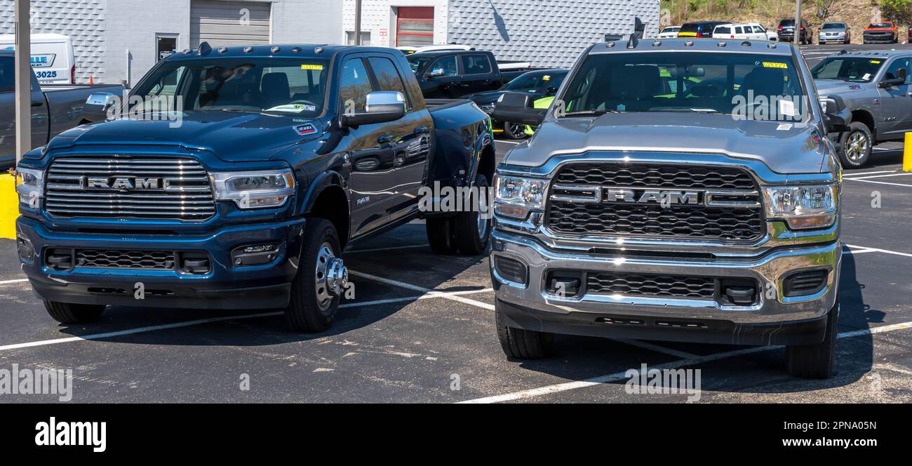 Due carrelli pick-up RAM 3500 in vendita presso una concessionaria a Monroeville, Pennsylvania, Stati Uniti Foto Stock Due carrelli pick-up RAM 3500 in vendita presso una concessionaria a Monroeville, Pennsylvania, Stati Uniti Foto Stock