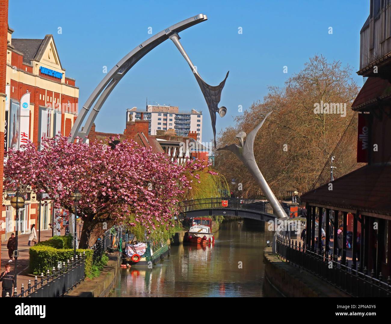 La scultura pubblica Empowerment, dell'artista Stephen Broadbent, River Witham, e l'area commerciale di primavera, Lincoln, Lincolnshire, Inghilterra, Regno Unito Foto Stock