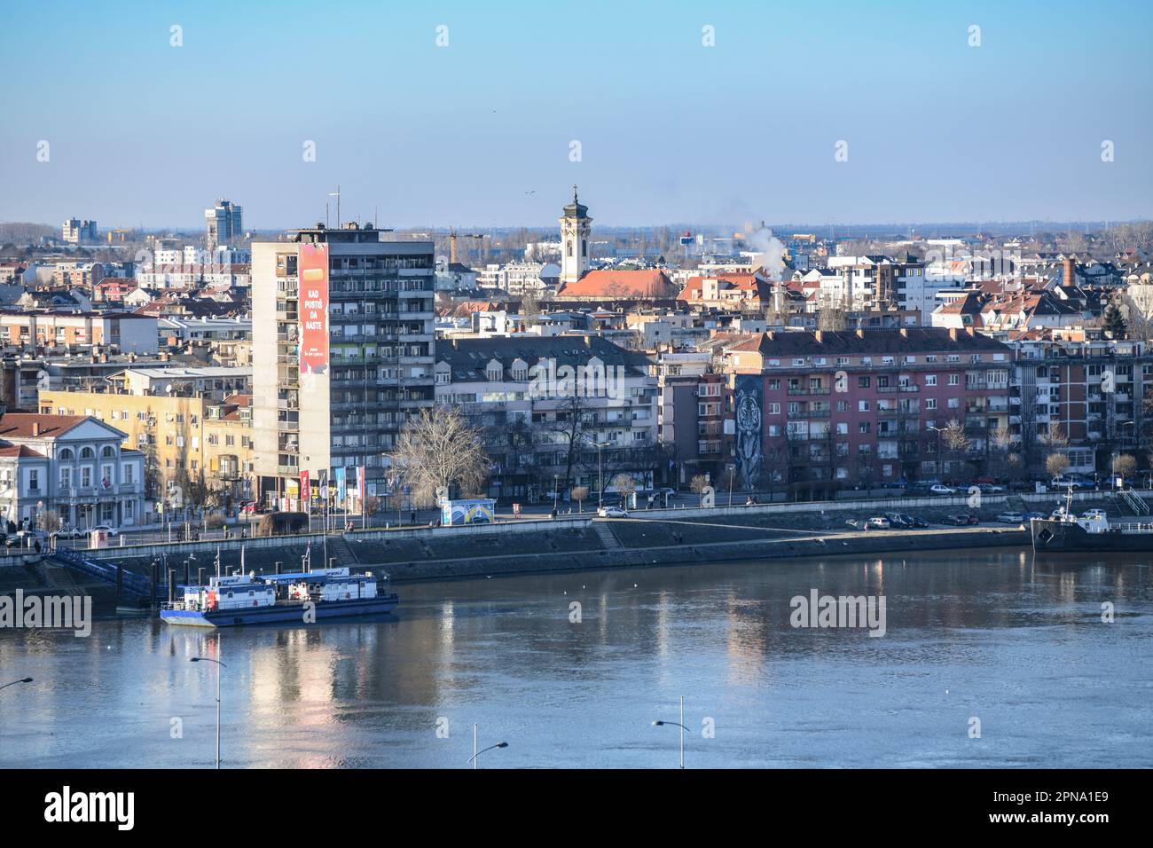 Novi Sad: Vista panoramica sul Danubio e sui monoblocchi. Serbia Foto Stock