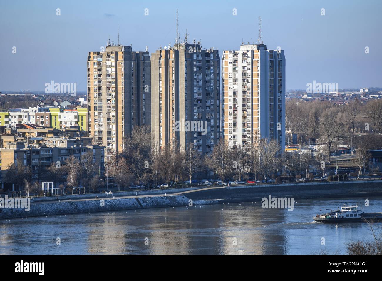 Novi Sad: Vista panoramica sul Danubio e sui monoblocchi. Serbia Foto Stock