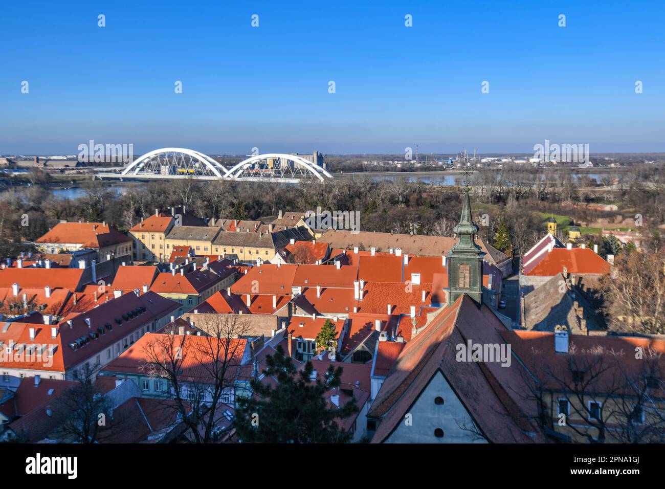 Novi Sad: Vista panoramica sul Ponte Zezelj, sul Danubio, sui tetti e sui monoblocchi. Serbia Foto Stock